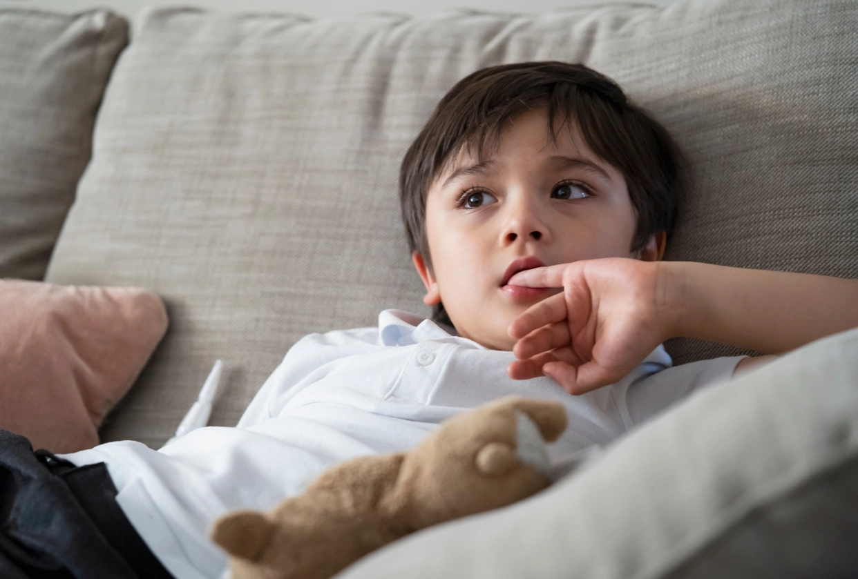 Seu filho rói as unhas? Veja o que a psicologia revela sobre esse comportamento