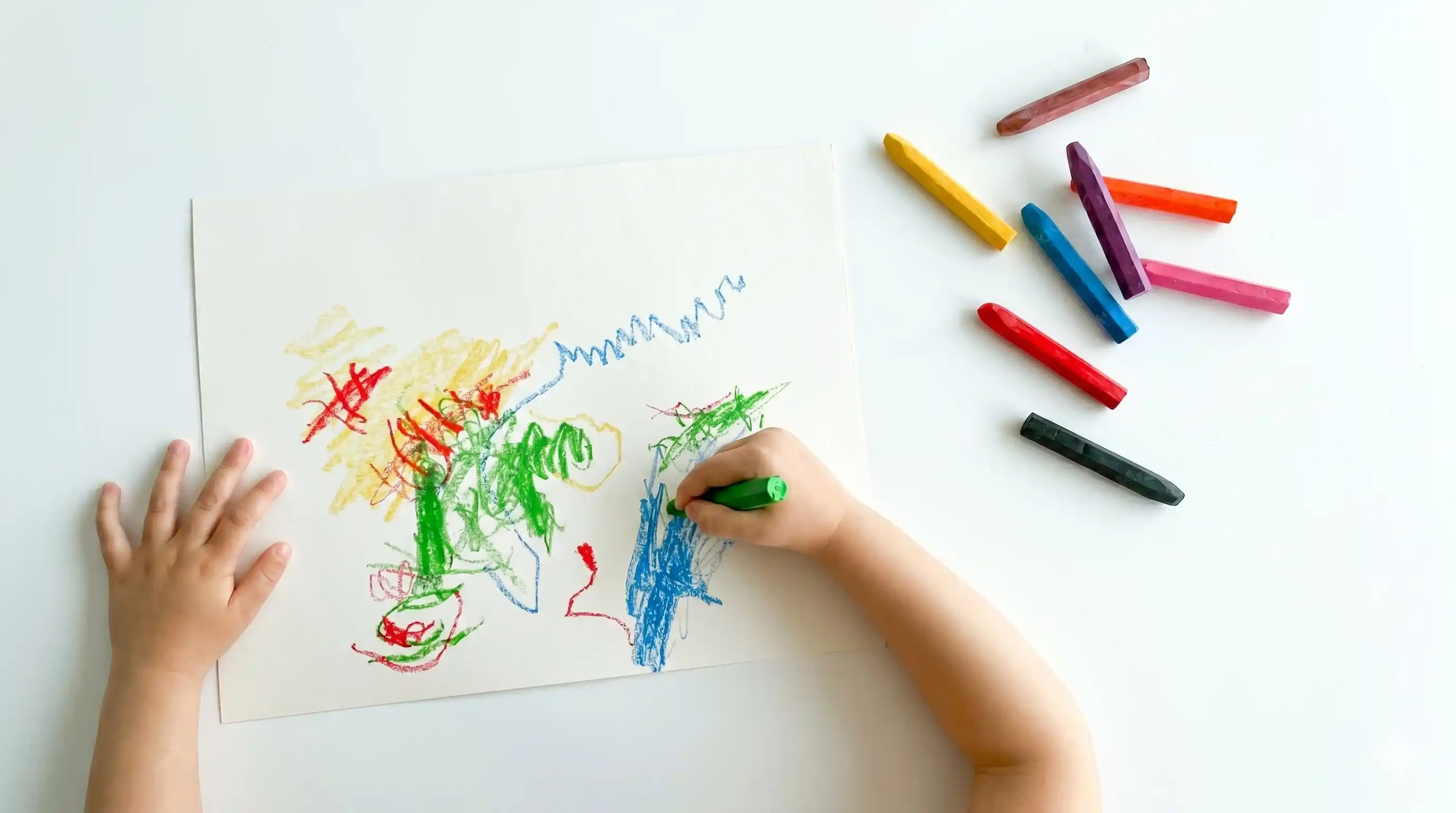 O que seu filho aprende quando desenha com giz de cera?
