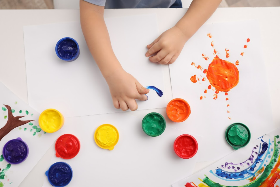 Pintura a dedo: benefícios e atividades para fazer com crianças